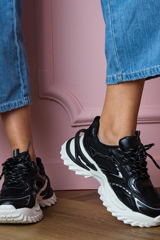 Zwarte dames sneakers op een dikke...