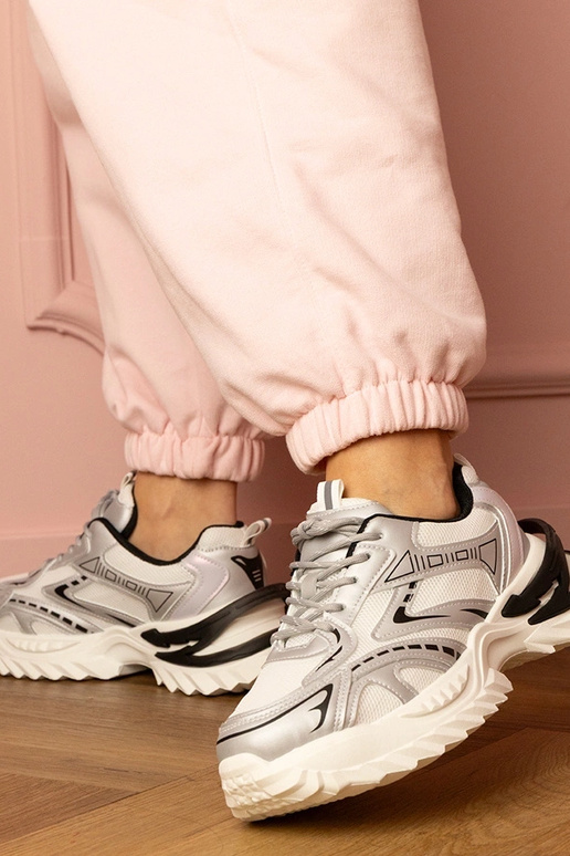 Zilveren dames sneakers op een dikke... Zilveren dames sneakers op een dikke...