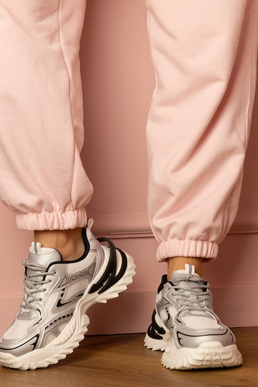 Zilveren dames sneakers op een dikke... Zilveren dames sneakers op een dikke...