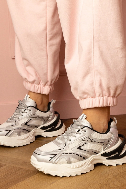 Zilveren dames sneakers op een dikke... Zilveren dames sneakers op een dikke...