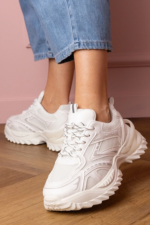 Witte dames sneakers op een dikke... Witte dames sneakers op een dikke...