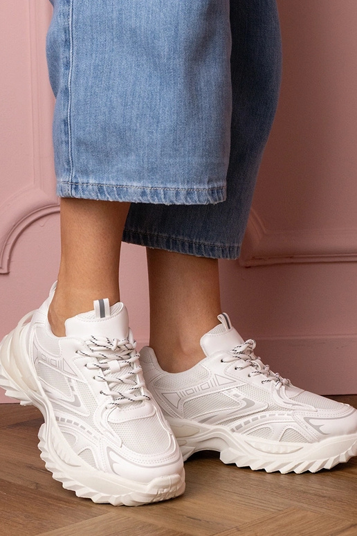 Witte dames sneakers op een dikke... Witte dames sneakers op een dikke...
