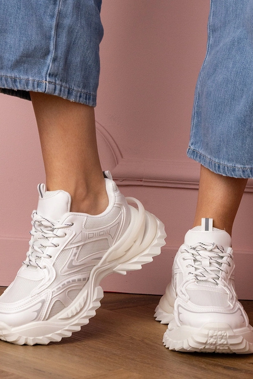 Witte dames sneakers op een dikke... Witte dames sneakers op een dikke...