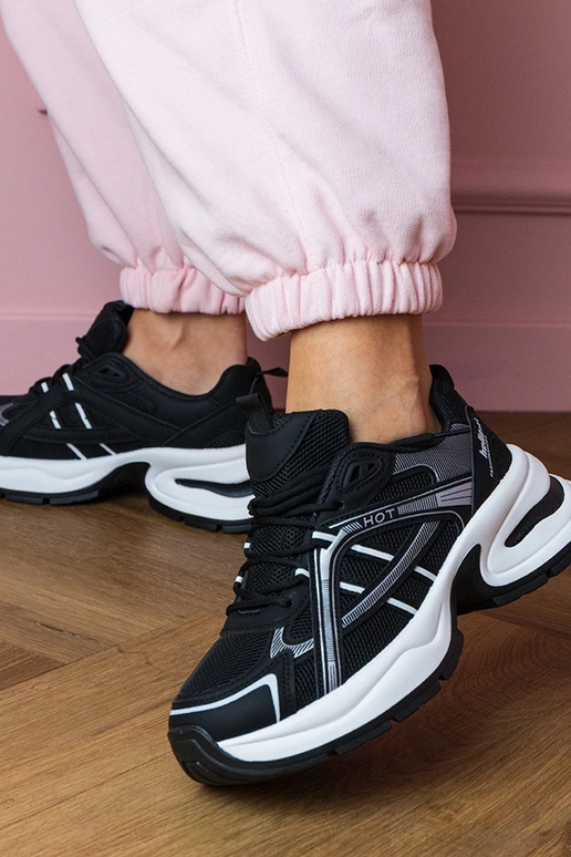 Zwarte dames sneakers op een dikke...