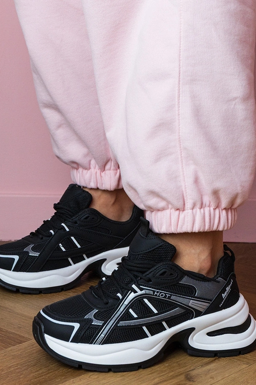 Zwarte dames sneakers op een dikke...