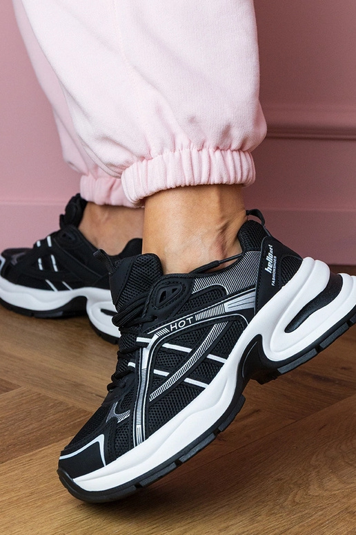 Zwarte dames sneakers op een dikke...