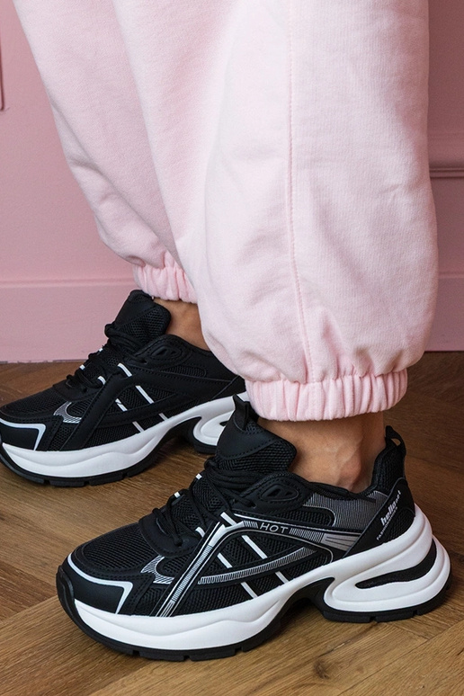 Zwarte dames sneakers op een dikke...