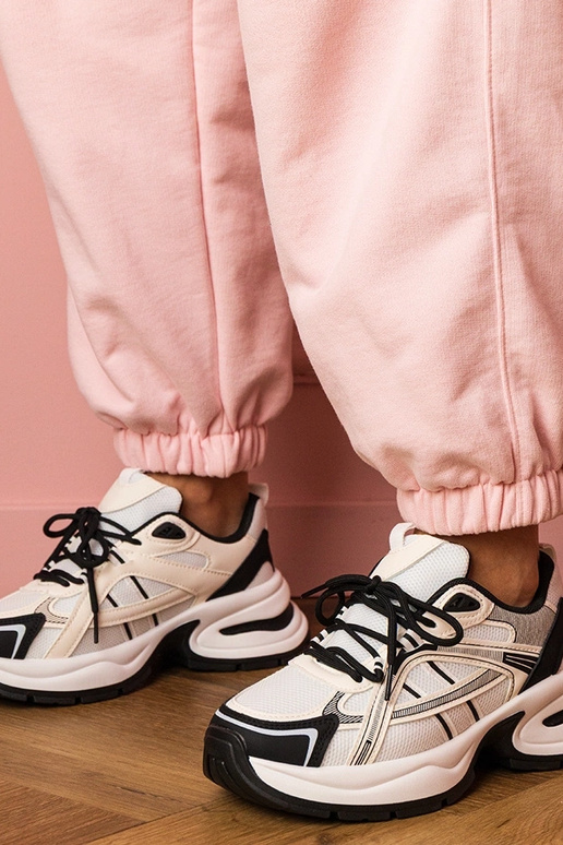 Zwart-witte dames sneakers op een... Zwart-witte dames sneakers op een...