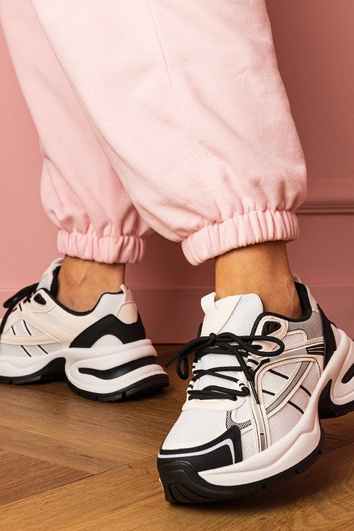 Zwart-witte dames sneakers op een... Zwart-witte dames sneakers op een...