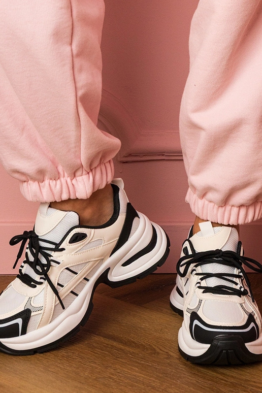 Zwart-witte dames sneakers op een... Zwart-witte dames sneakers op een...