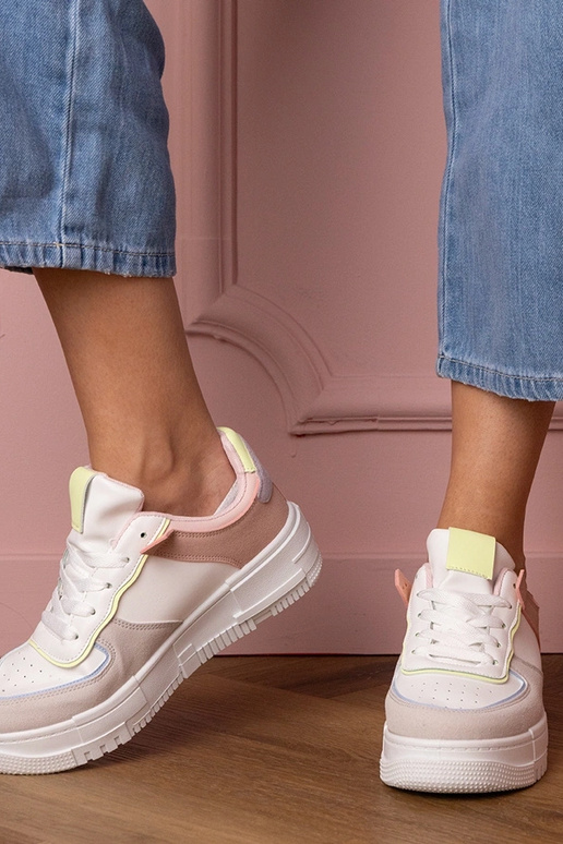 Wit-grijze dames sneakers op een...