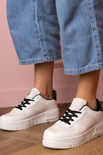 Beige dames sneakers op een platform Luneta