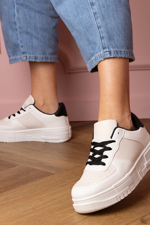 Beige dames sneakers op een platform... Beige dames sneakers op een platform...