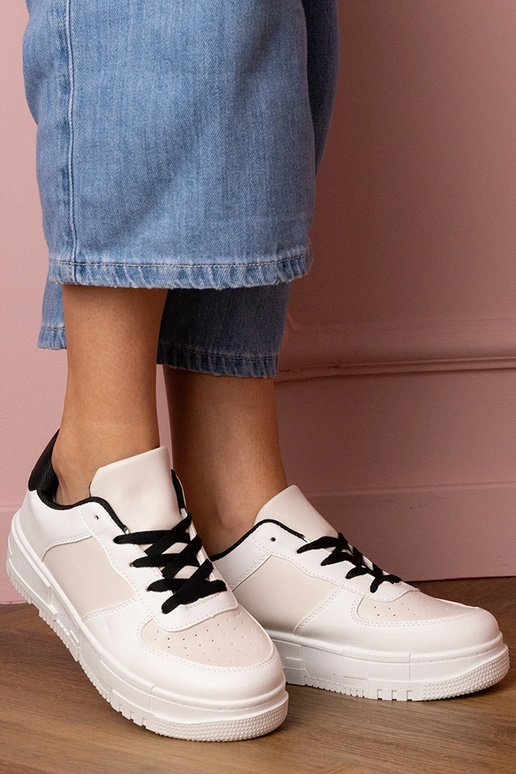 Beige dames sneakers op een platform... Beige dames sneakers op een platform...