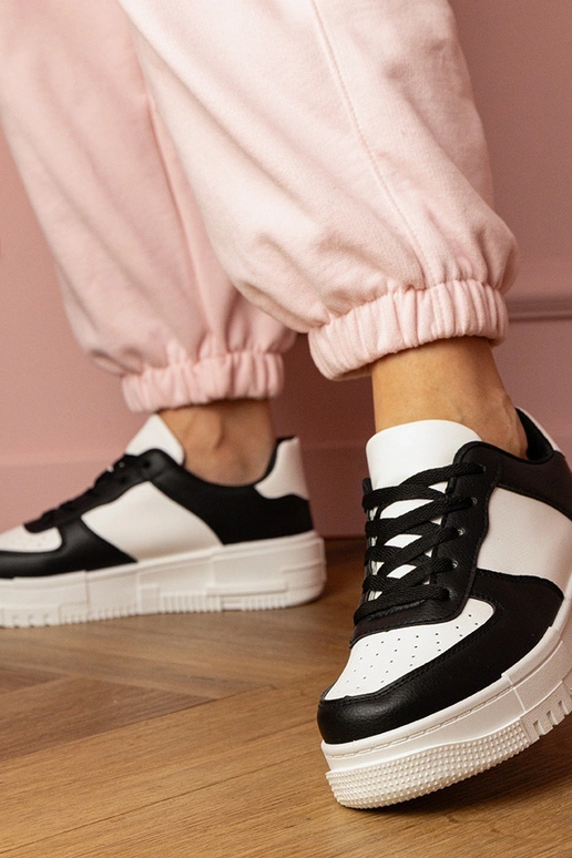 Zwarte dames sneakers op een platform...