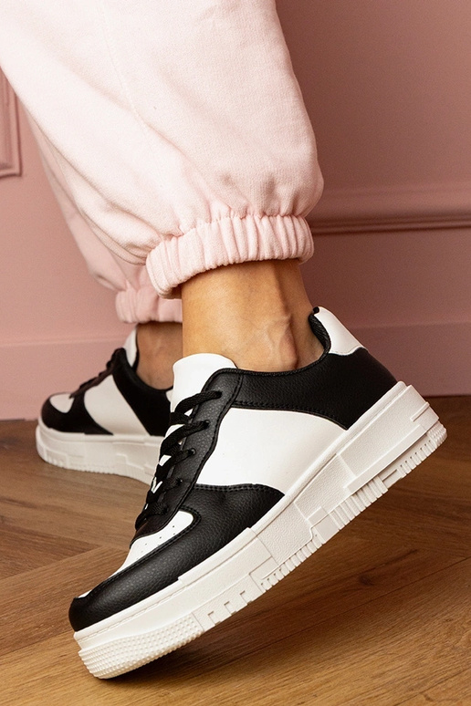 Zwarte dames sneakers op een platform...