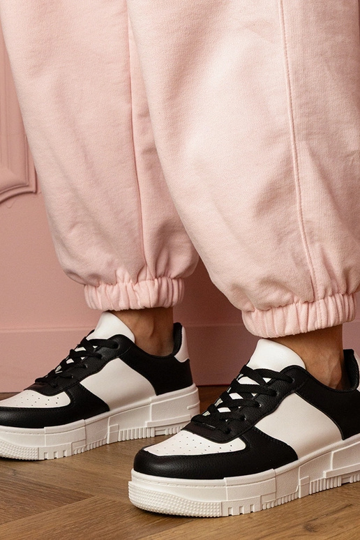 Zwarte dames sneakers op een platform...