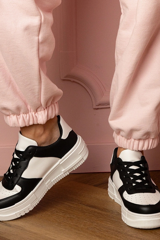 Zwarte dames sneakers op een platform...