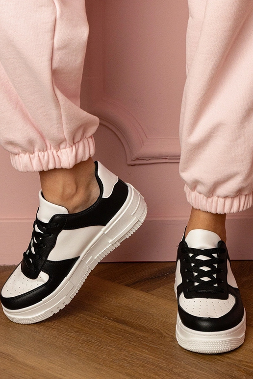 Zwarte dames sneakers op een platform...