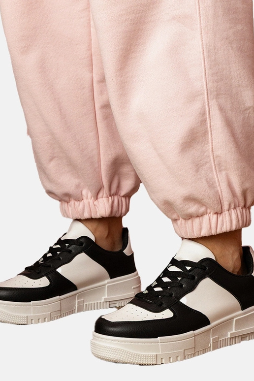 Zwarte dames sneakers op een platform...