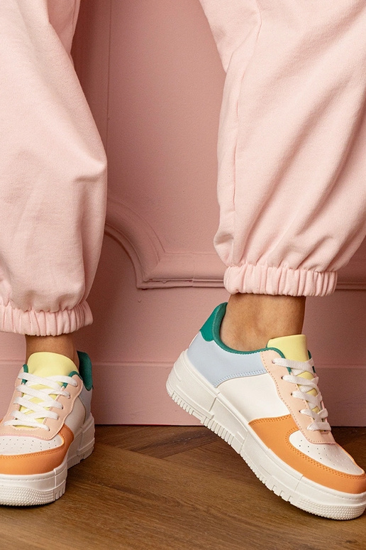 Oranje dames sneakers op een platform...