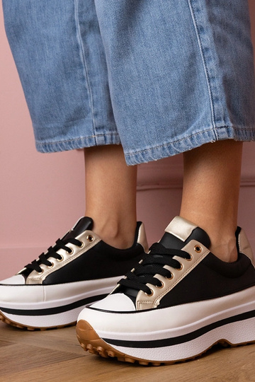 Zwarte dames sneakers op...