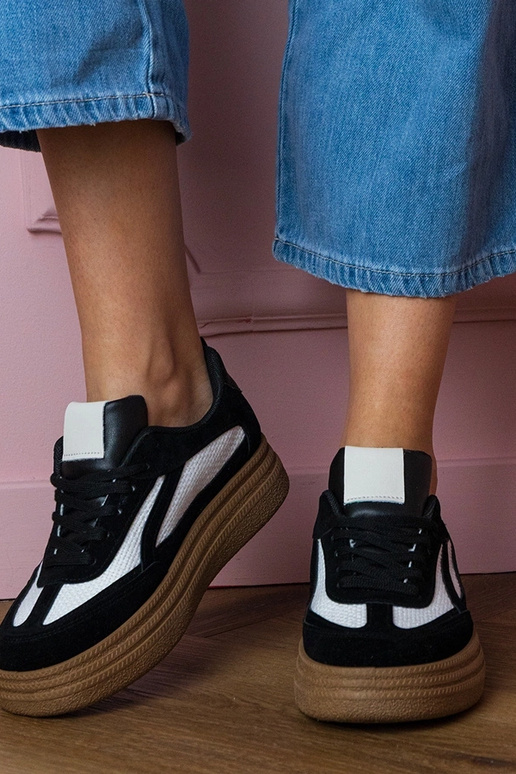 Zwarte dames sneakers op een dikke... Zwarte dames sneakers op een dikke...