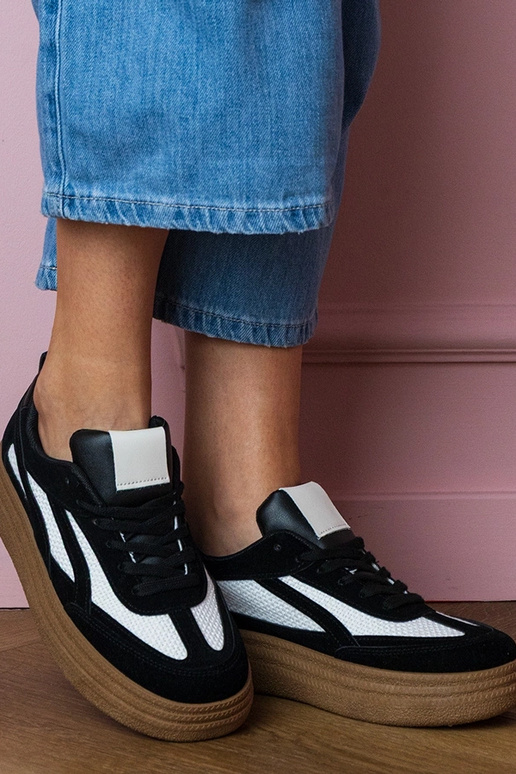 Zwarte dames sneakers op een dikke... Zwarte dames sneakers op een dikke...