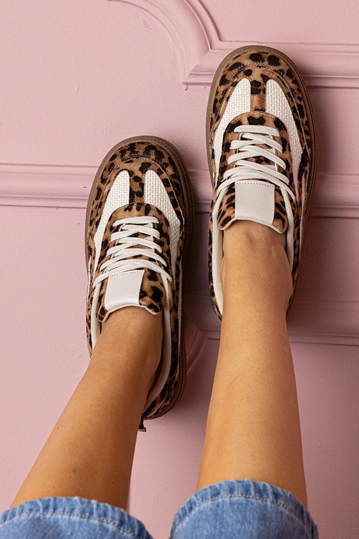 Dierenprint dames sneakers op een... Dierenprint dames sneakers op een...