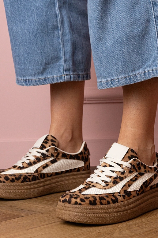 Dierenprint dames sneakers op een... Dierenprint dames sneakers op een...