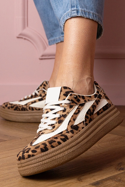 Dierenprint dames sneakers op een... Dierenprint dames sneakers op een...