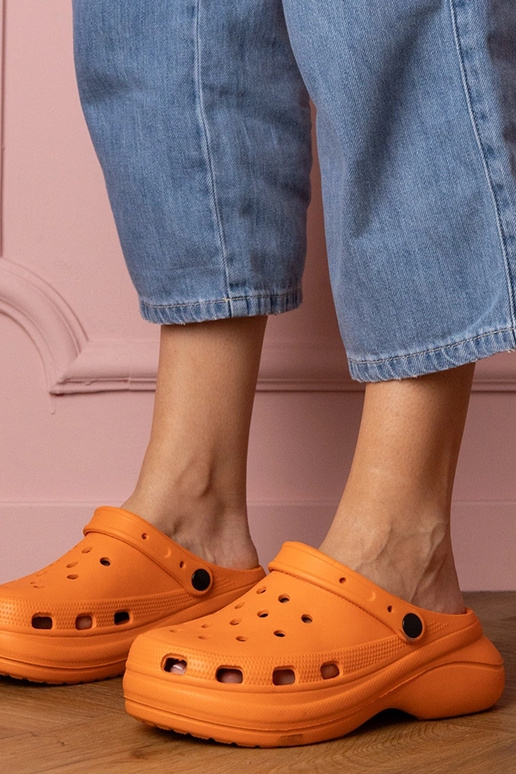 Oranje dames gesloten slippers op een... Oranje dames gesloten slippers op een...