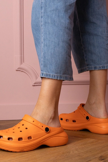 Oranje dames gesloten slippers op een platform Kameris 2