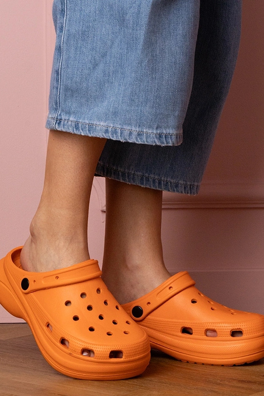 Oranje dames gesloten slippers op een... Oranje dames gesloten slippers op een...