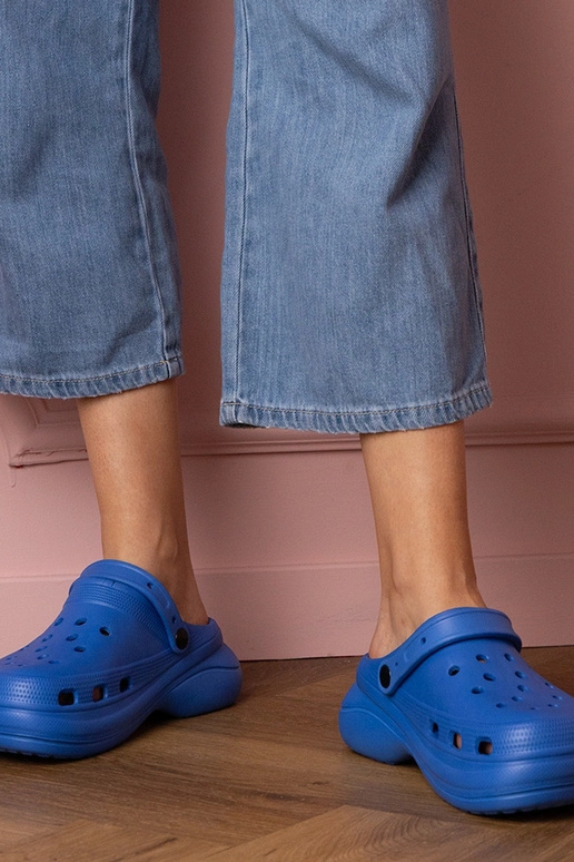 Blauwe dames gesloten slippers op een... Blauwe dames gesloten slippers op een...