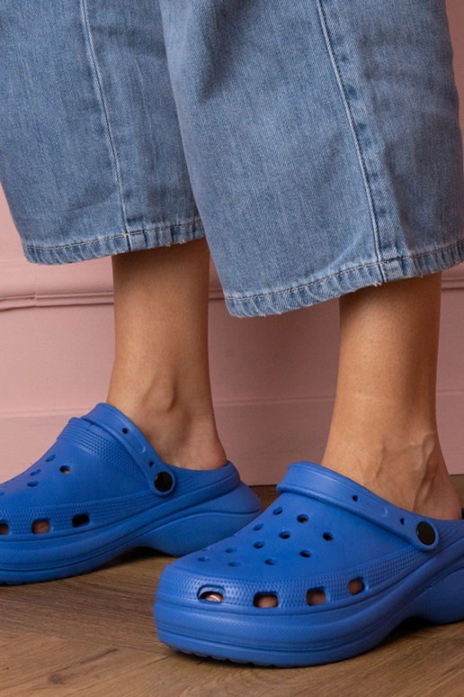 Blauwe dames gesloten slippers op een... Blauwe dames gesloten slippers op een...