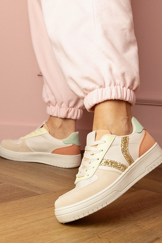 Zandkleurige dames sportieve schoenen... Zandkleurige dames sportieve schoenen...