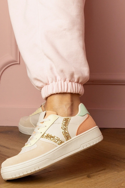 Zandkleurige dames sportieve schoenen... Zandkleurige dames sportieve schoenen...