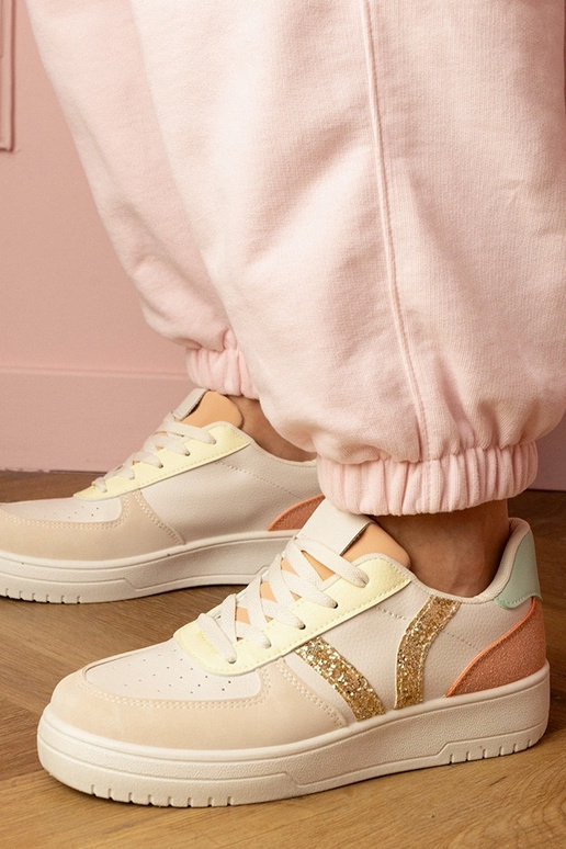 Zandkleurige dames sportieve schoenen... Zandkleurige dames sportieve schoenen...