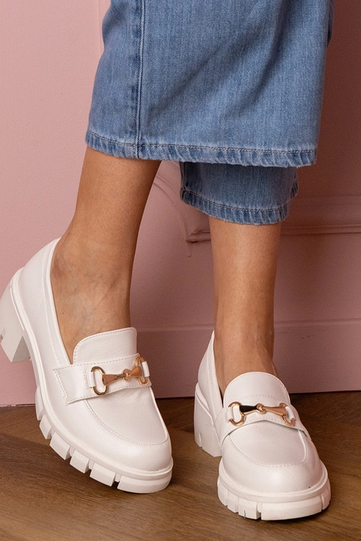 Witte dames enkellaarsjes op een lage...