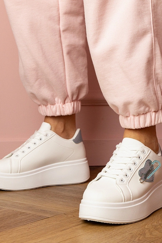 Witte dames sportschoenen met blauwe... Witte dames sportschoenen met blauwe...