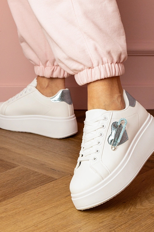 Witte dames sportschoenen met blauwe... Witte dames sportschoenen met blauwe...