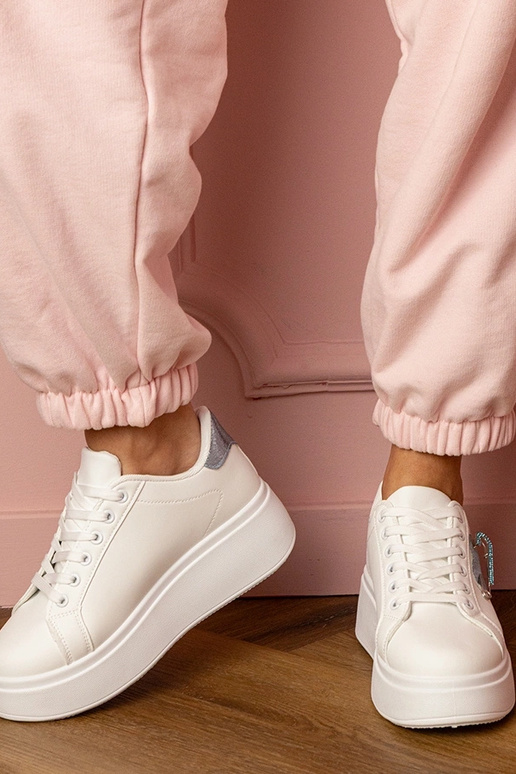 Witte dames sportschoenen met blauwe... Witte dames sportschoenen met blauwe...