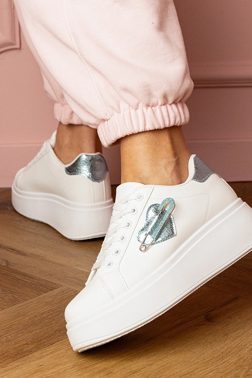 Witte dames sportschoenen met blauwe... Witte dames sportschoenen met blauwe...