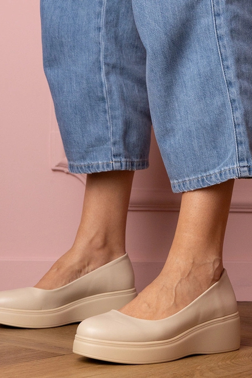 Zandkleurige dames halfhoge schoenen...