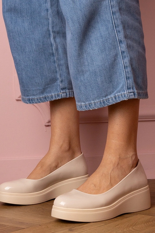 Zandkleurige lakdames halfhoge...