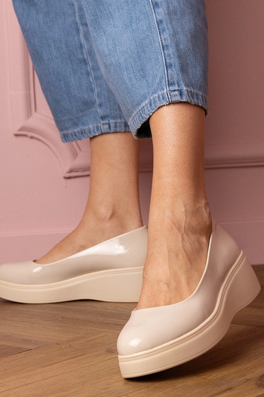 Zandkleurige lakdames halfhoge...