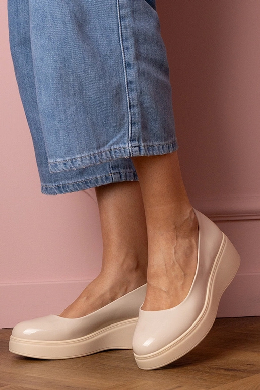 Zandkleurige lakdames halfhoge...