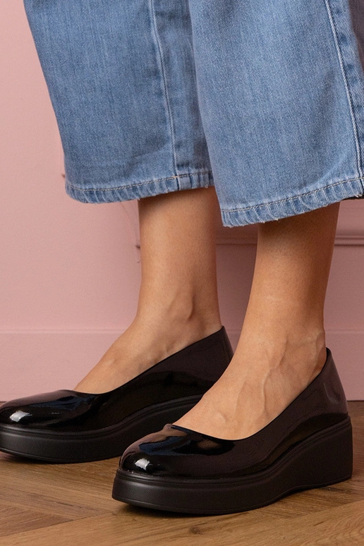 Zwarte lakdames halfhoge schoenen op...