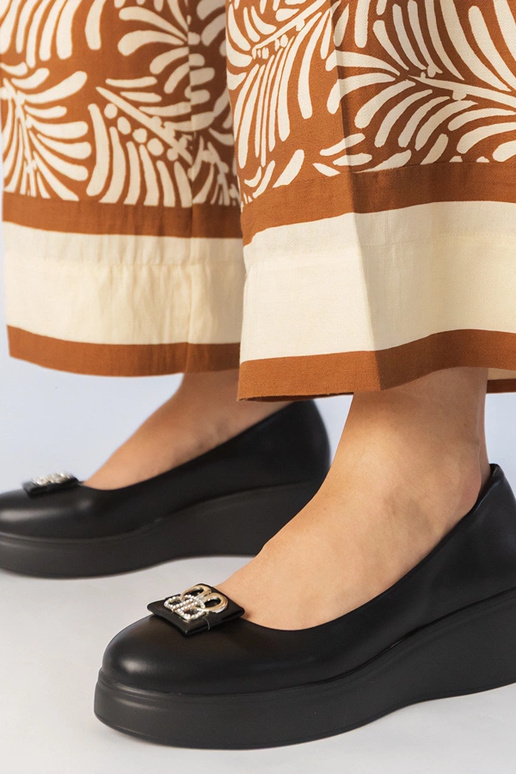 Zwarte instappers op platform met...